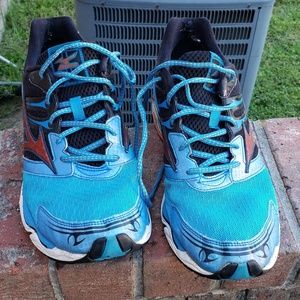 men's size 12.5 Mizuno wave creation 14
